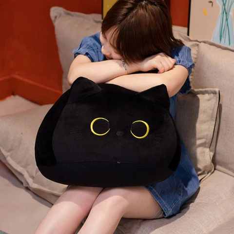 Femme avec sa Peluche Chat Noir