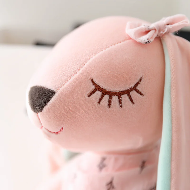 Peluche Lapin Rose vue sur la tête