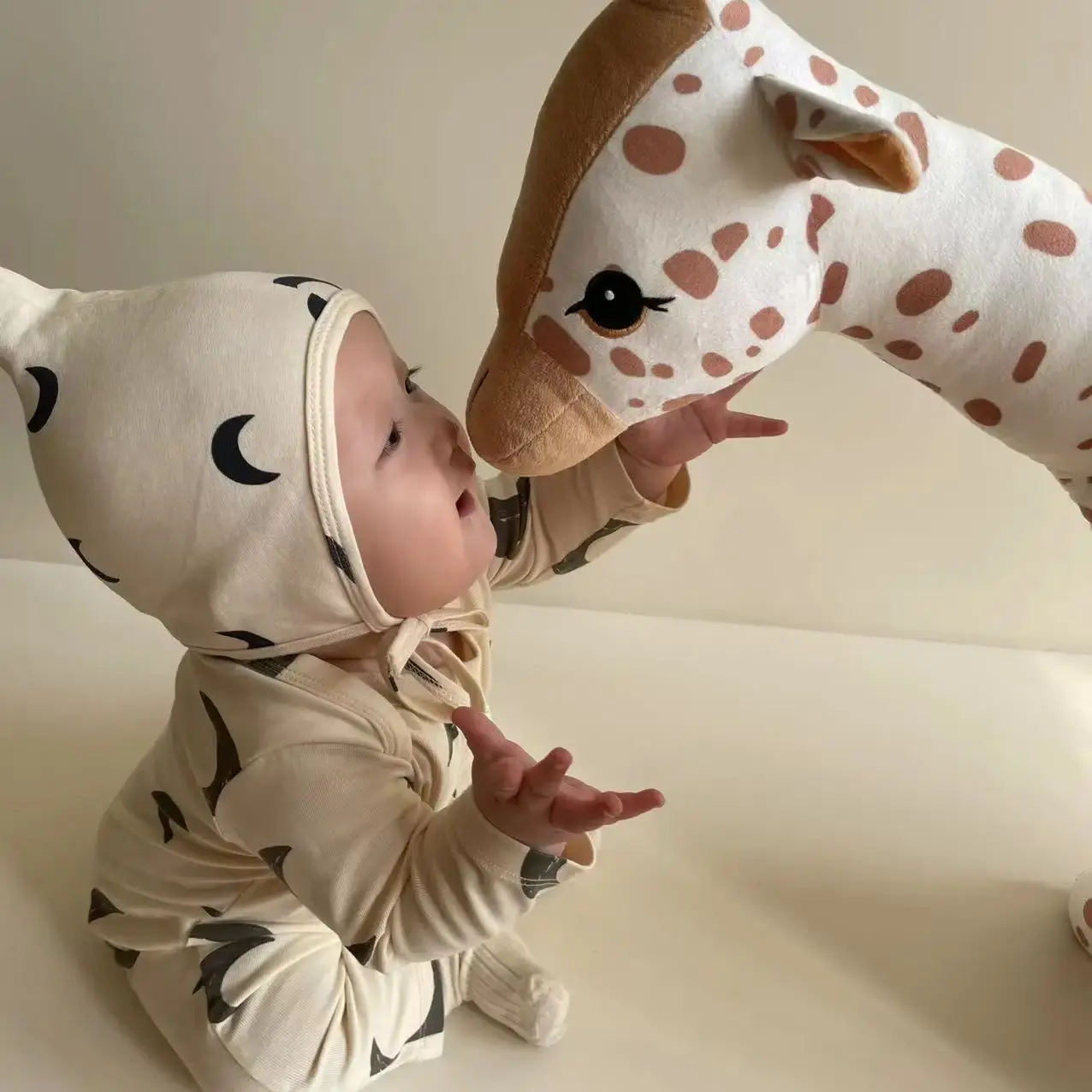 Enfant content de voir sa Girafe en Peluche Géante