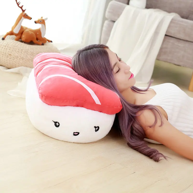 Femme Allongée sur Sa Peluche Sushi Kawaii