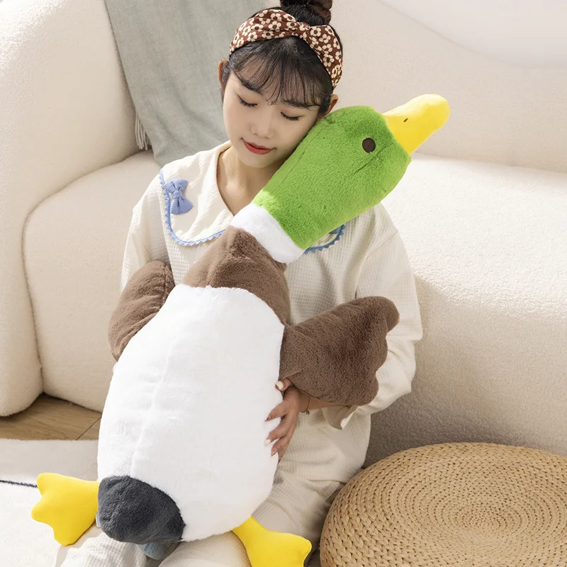 peluche canard kawaii avec femme