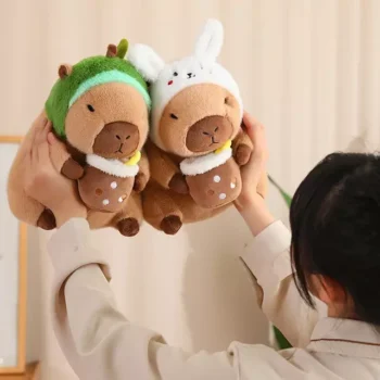 peluche capybara kawaii avocat et lapin dans les bras