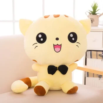 peluche chat kawaii jaune sourire sur canape scaled 1