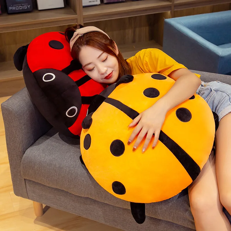 peluche coussin coccinelle orange avec femme qui dort