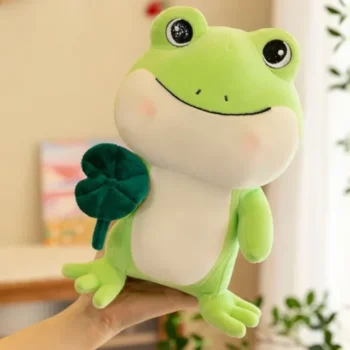 peluche grenouille kawaii verte dans le salon scaled 1