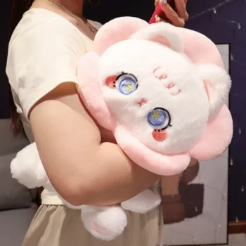 peluche neko kawaii autour du bras