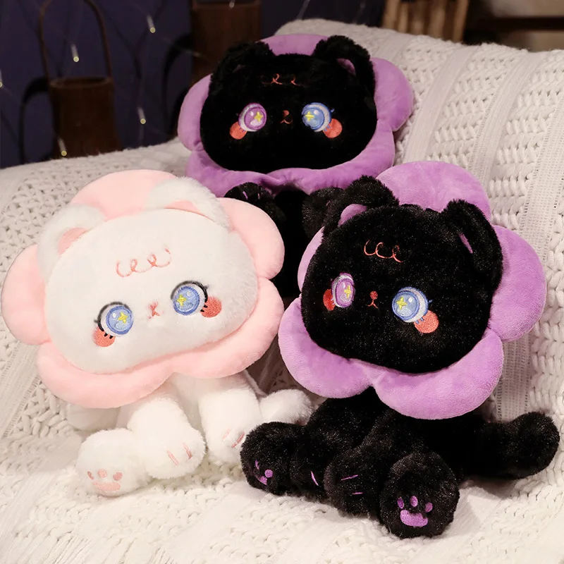 peluche neko kawaii noir et blanc sur le lit