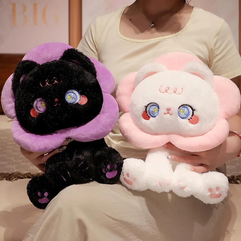 peluche neko kawaii sur les genoux