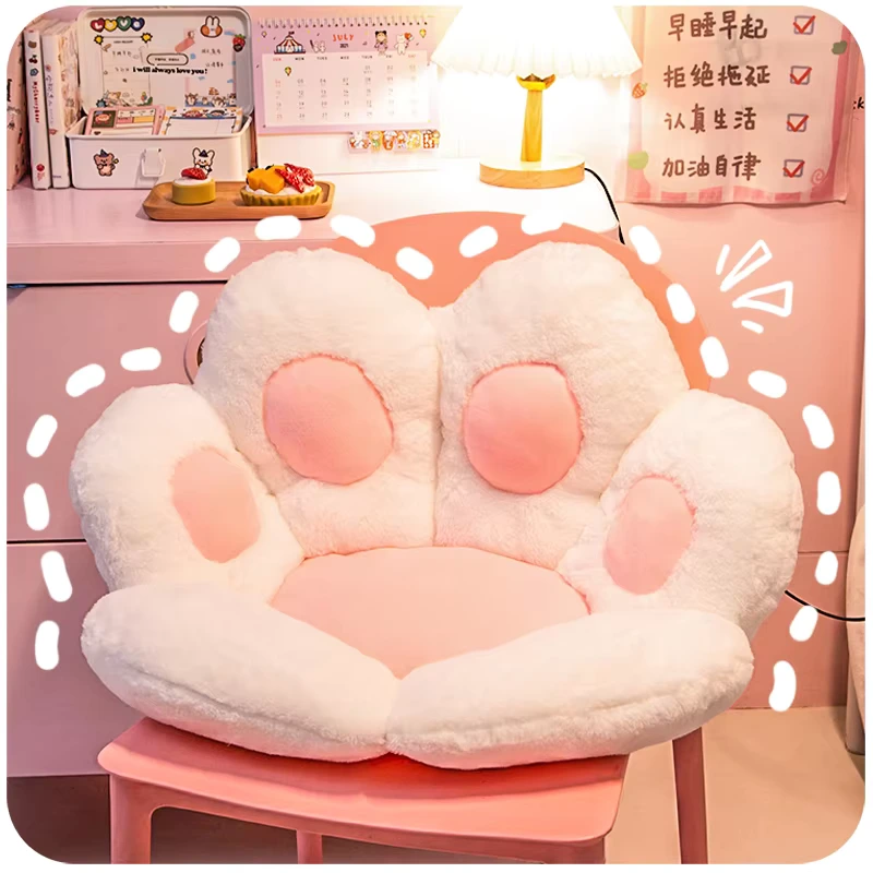 Peluche Coussin Kawaii Sur Une Chaise