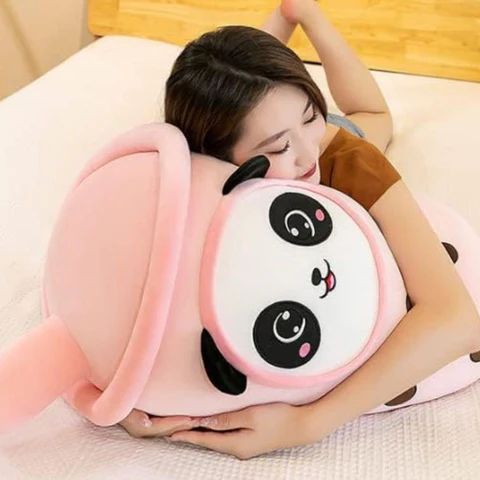 femme avec sa Peluche Bubble Tea Panda rose