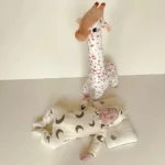 Girafe en Peluche Geante avec enfant qui dort