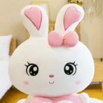 Peluche Lapin Avec Son Ruban Rose Vue De Près Sur Sa Tête Kawaii Et Ses Grands Yeux