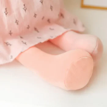 Peluche Lapin Rose vue sur les pattes