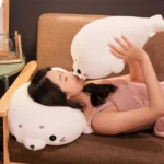 femme avec sa peluche coussin phoque