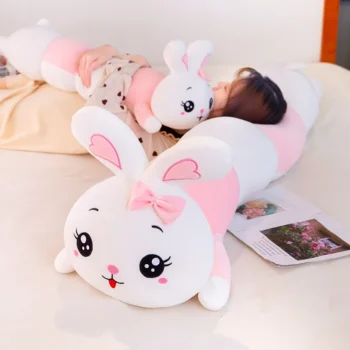 femme couchee sur sa peluche oreiller de lapin rose