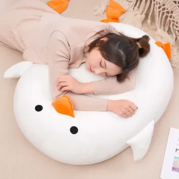 femme qui dort sur son coussin canard peluche 1