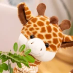 Girafe en peluche kawaii derrière une fleur vue de près sur son visage