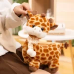 girafe en peluche kawaii tenue par l'oreille