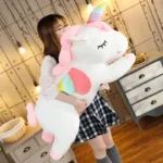 licorne kawaii peluche dans les bras