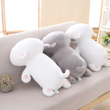 peluche chat gris et blanc sur le canape