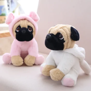 peluche chien sharpei avec sa tenue cochon lapin