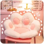 peluche coussin kawaii sur une chaise