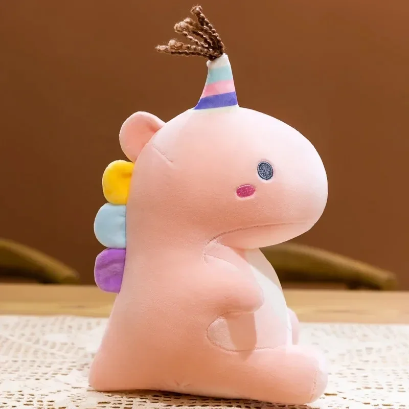 peluche dinosaure rose avec son chapeau de fête