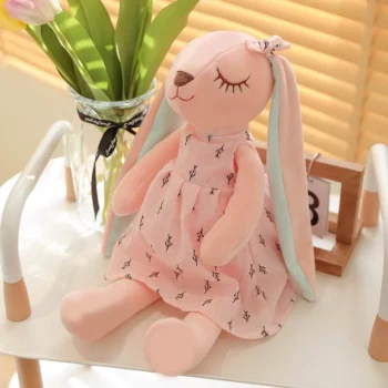 peluche lapin rose assise