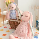 peluche lapin rose et bleu dans un panier