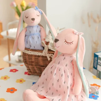 peluche lapin rose et bleu dans un panier