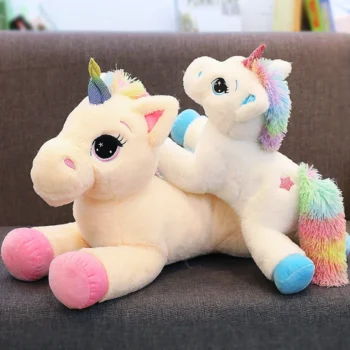 peluche licorne multicolore bleu et rose posées sur le canapé