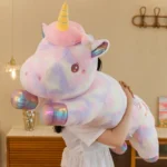 peluche licorne multicolore dans les bras