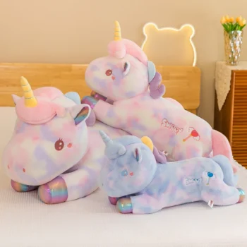 peluche licorne multicolore sur le lit