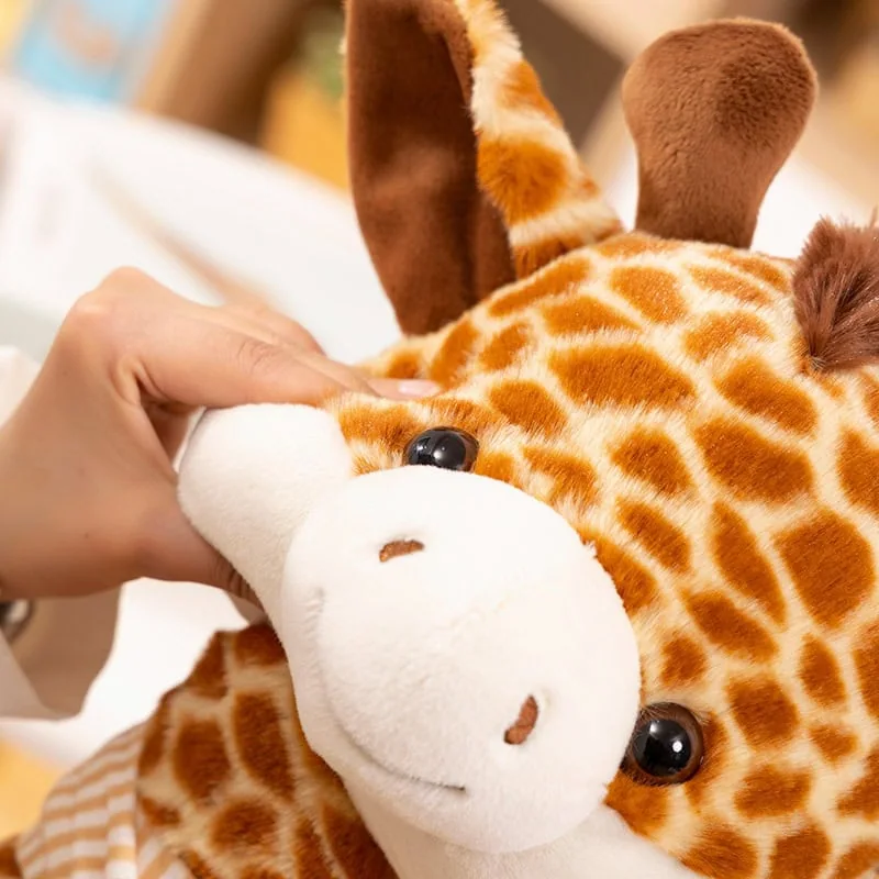 une femme qui appuie sur la joue de la girafe en peluche kawaii