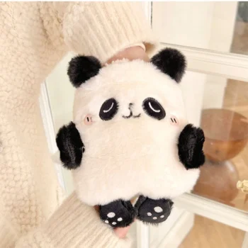 bouillotte peluche panda dans les mains d'une femme