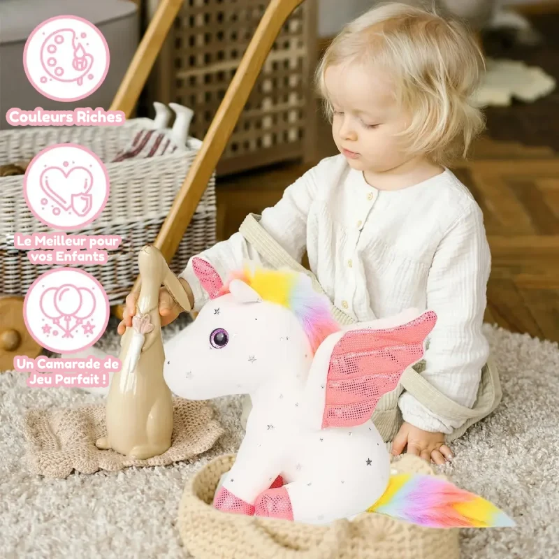 enfant qui joue avec sa peluche licorne ailé blanche de 30cm