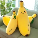 Peluche banane géante sur le canapé