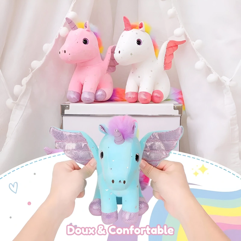 peluche licorne ailé blanc rose et bleu dans les mains