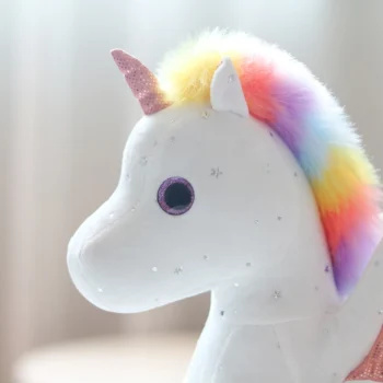 tête de la peluche licorne ailé en blanc